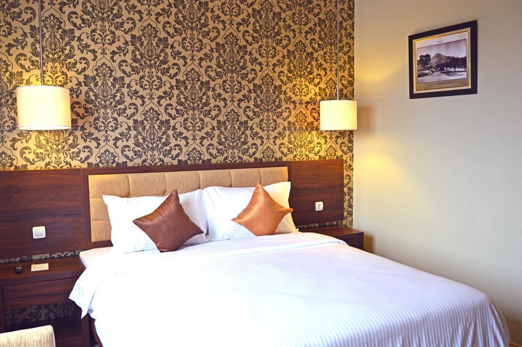 Hotel Safira Magelang Quarto foto